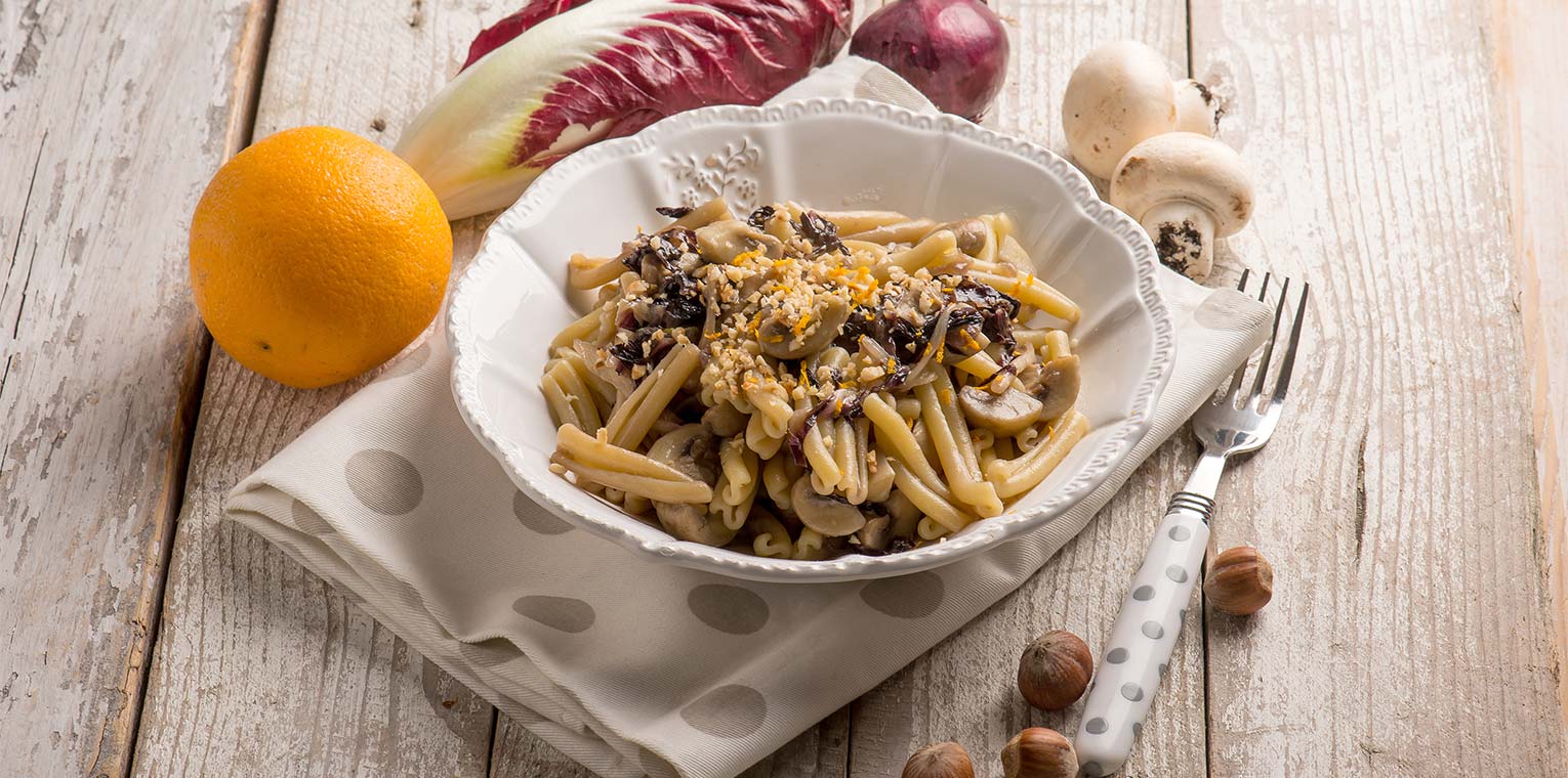 Ricetta - Casarecce al radicchio, funghi e nocciole